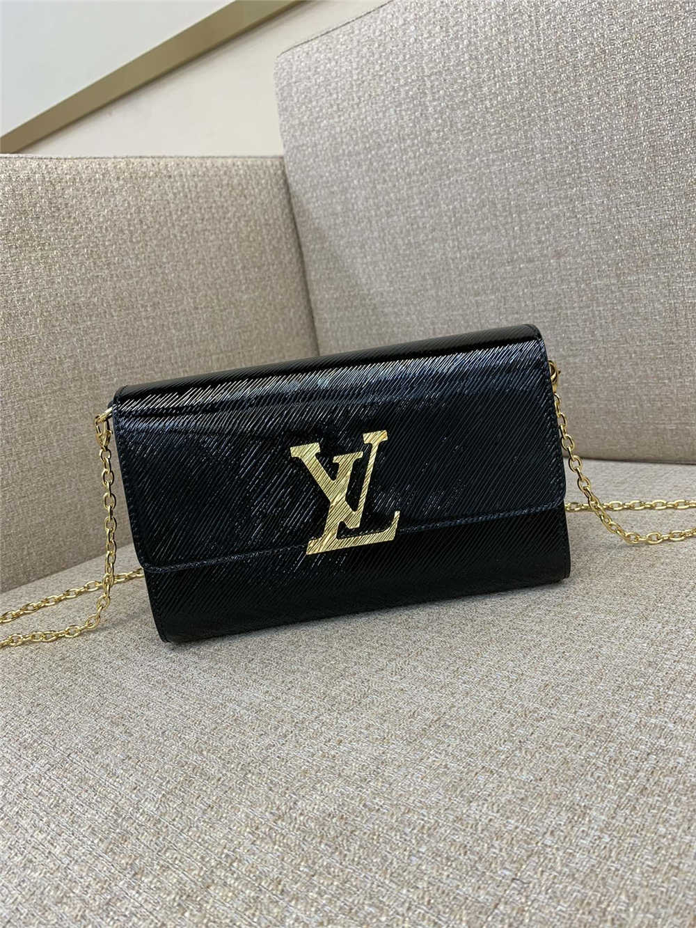 Louis Vuitton POCHETTE LOUISE M23756  size：22x14x5cm 2025 new 